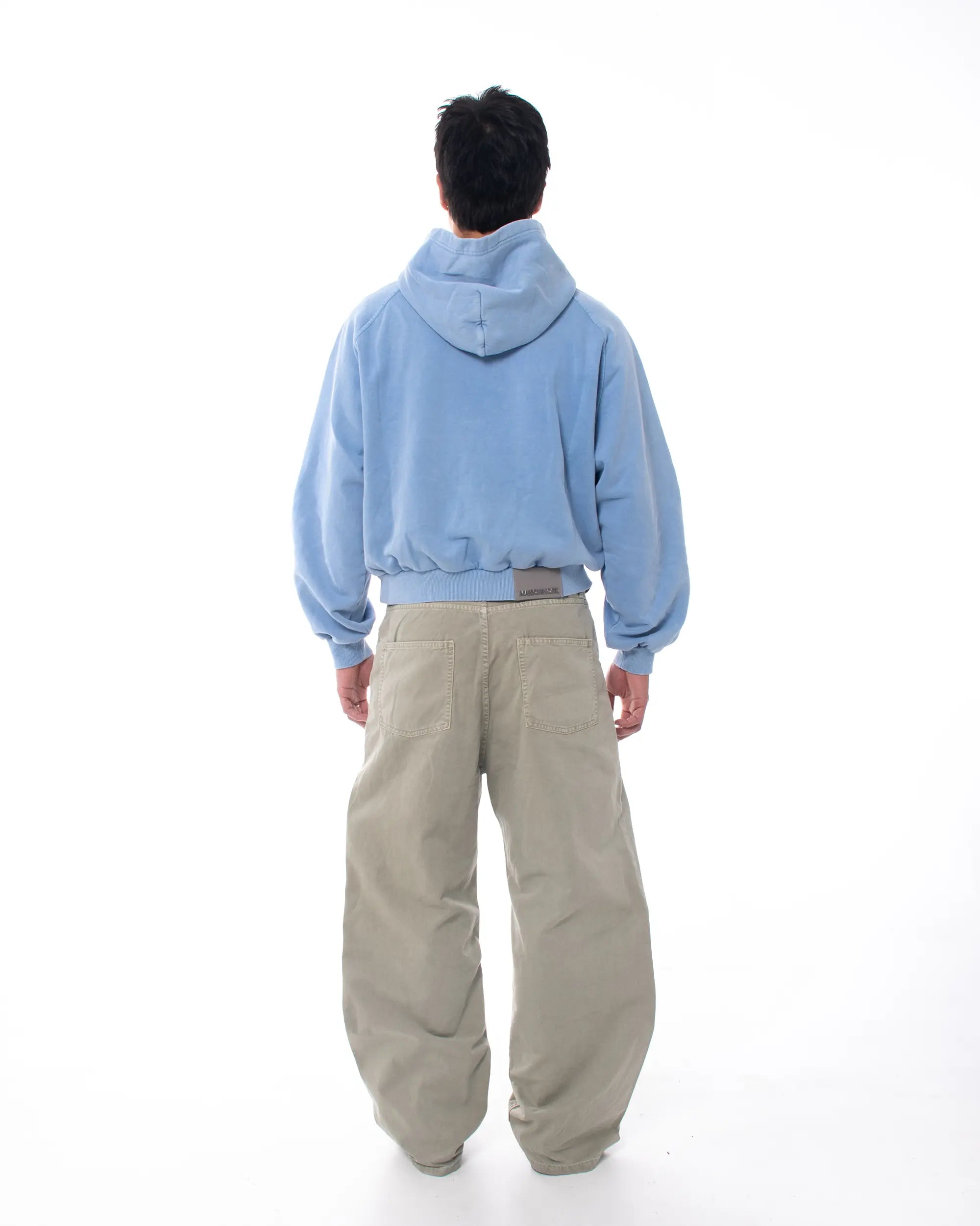 SUDADERA CON CAPUCHA TEÑIDA Y APLIQUE AZUL