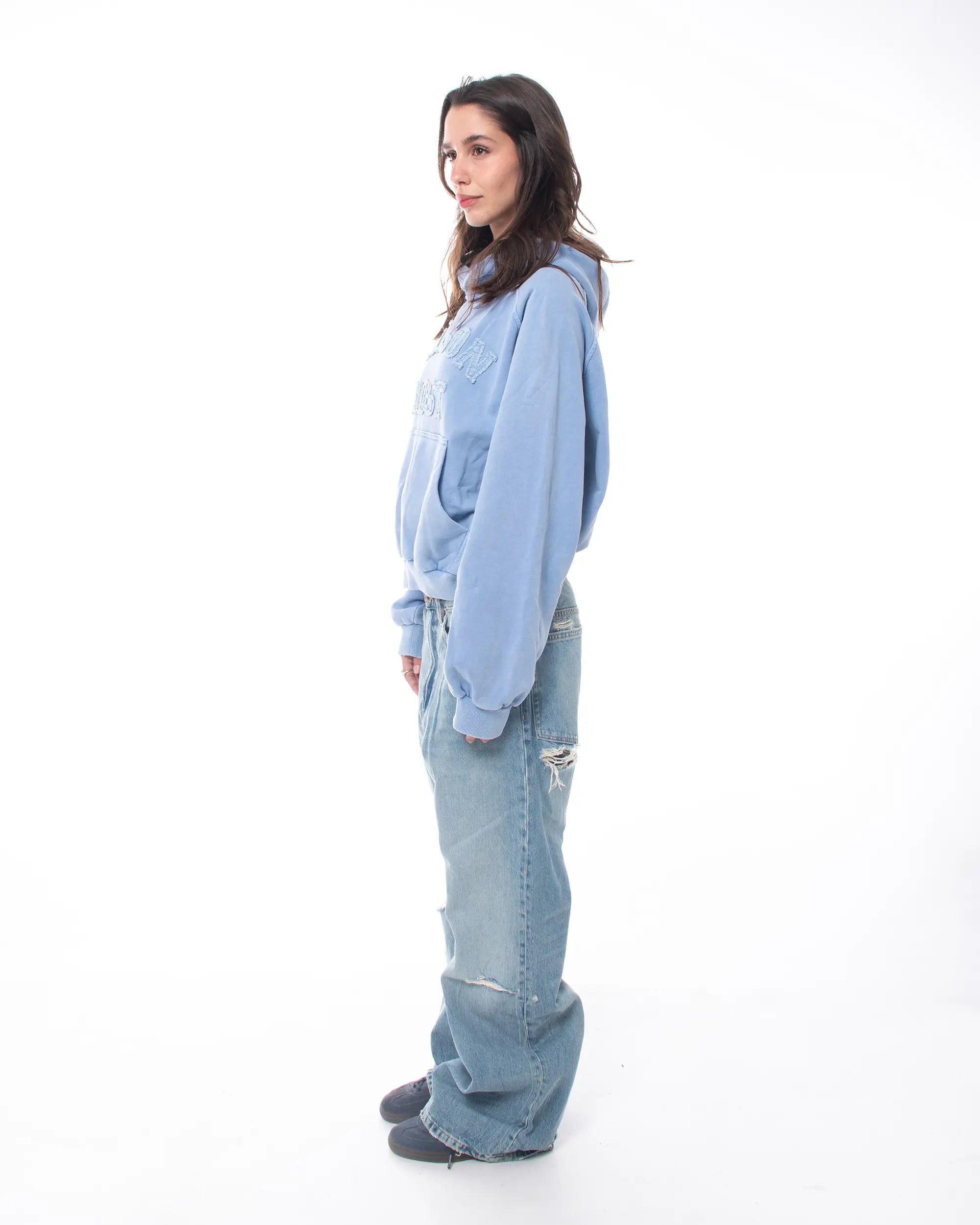 SUDADERA CON CAPUCHA TEÑIDA Y APLIQUE AZUL