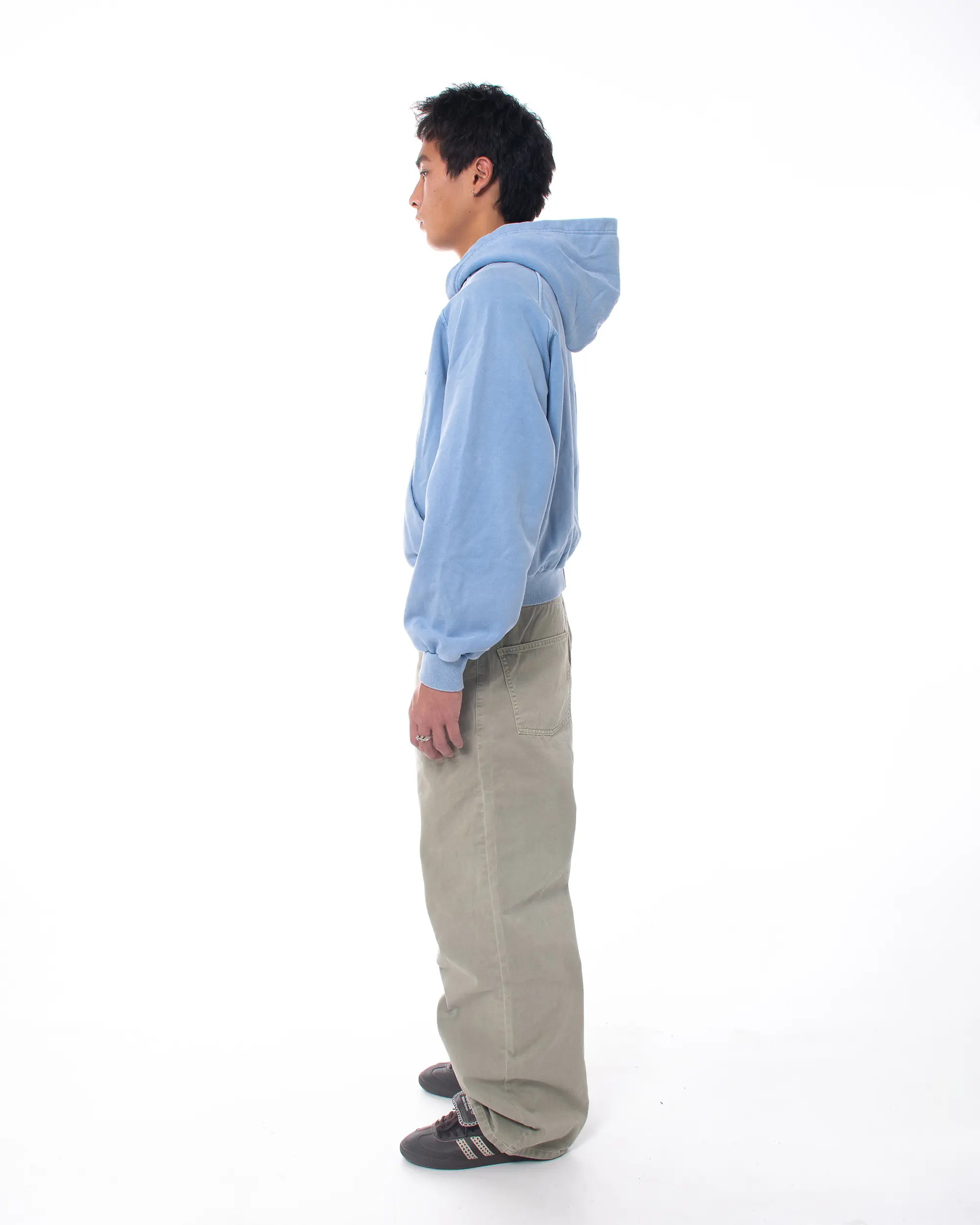 SUDADERA CON CAPUCHA TEÑIDA Y APLIQUE AZUL