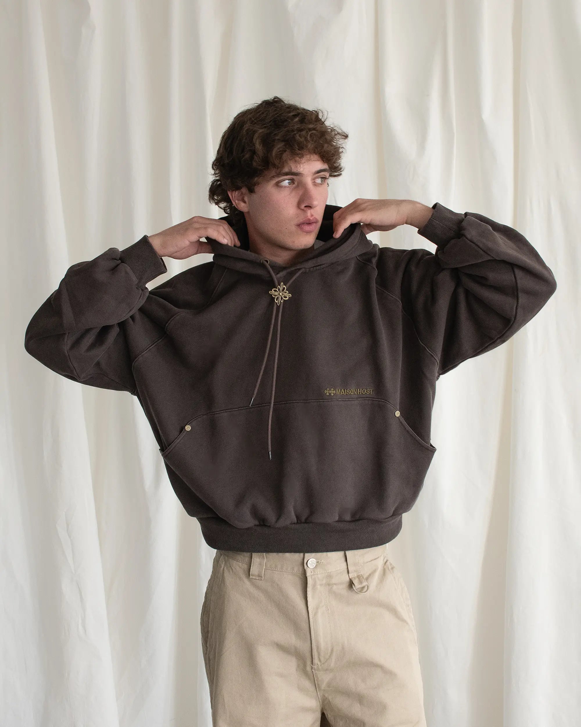 SUDADERA CON CAPUCHA ESTILO CORBATA BOLO