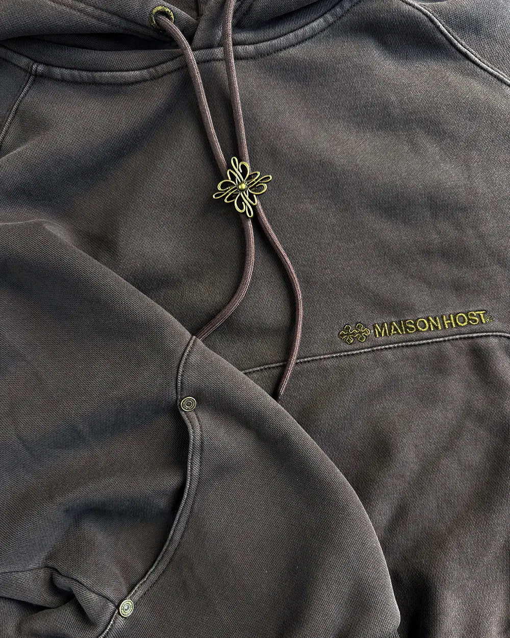 SUDADERA CON CAPUCHA ESTILO CORBATA BOLO