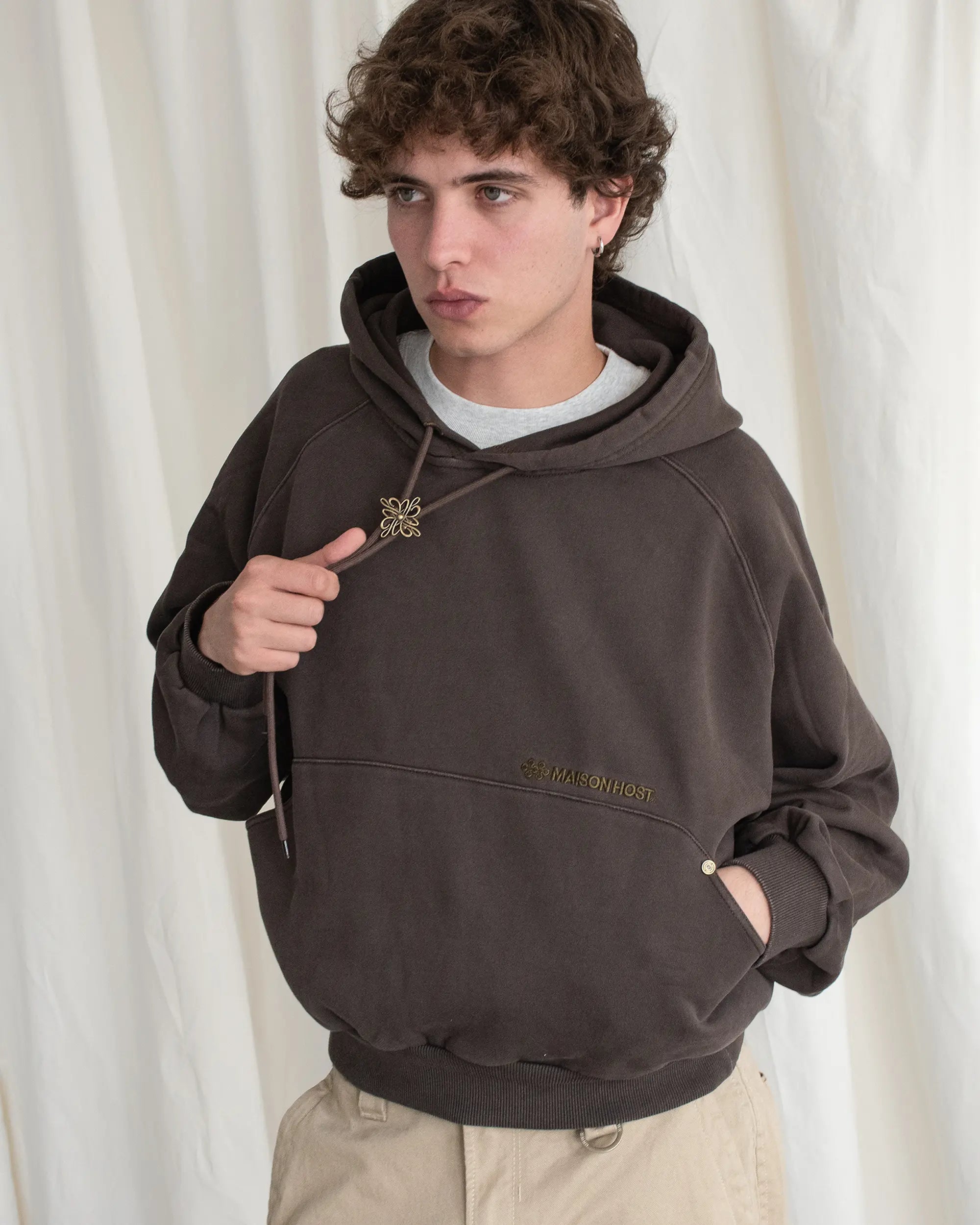 SUDADERA CON CAPUCHA ESTILO CORBATA BOLO