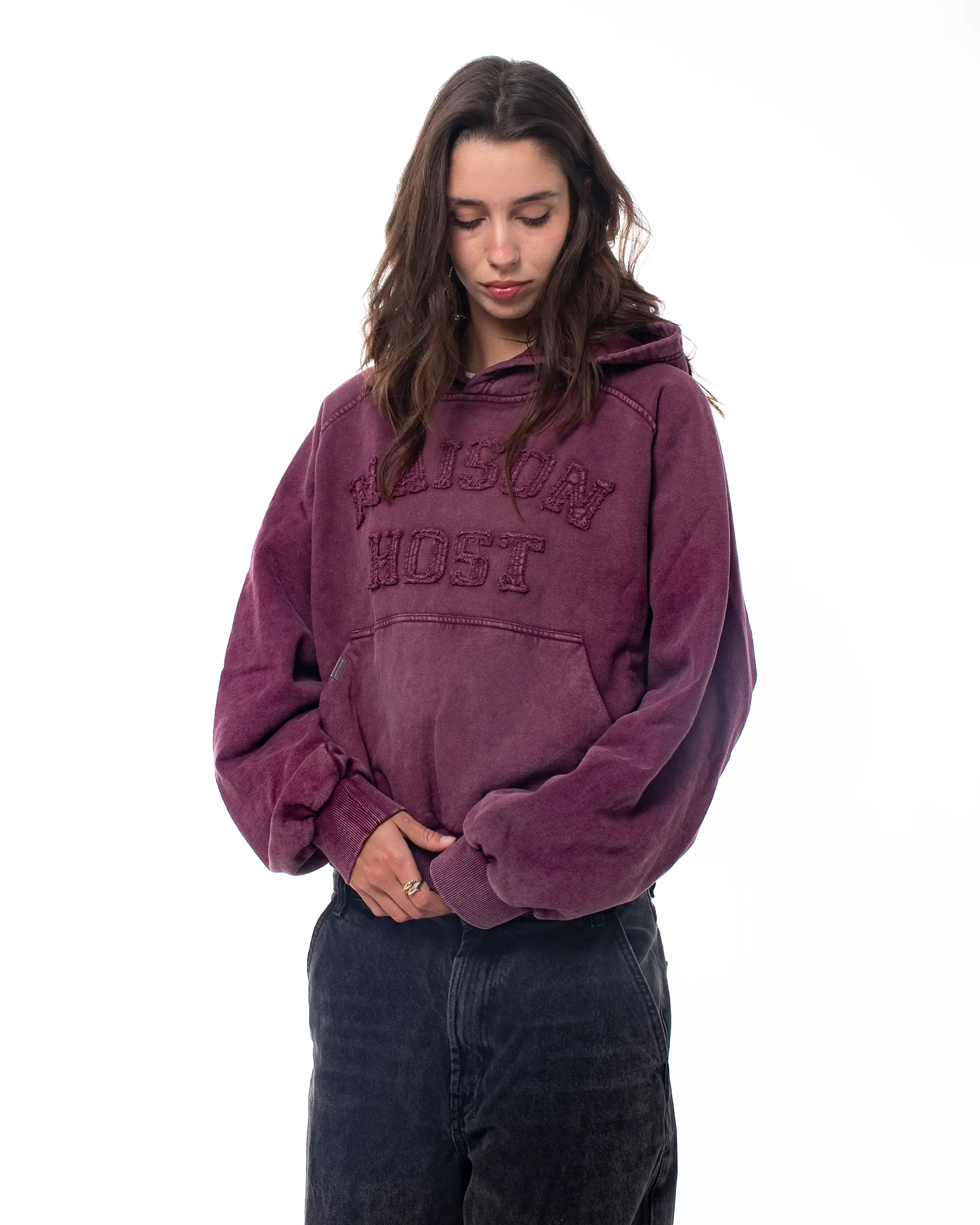 SUDADERA CON CAPUCHA TEÑIDA CON APLICACIÓN BURDEOS