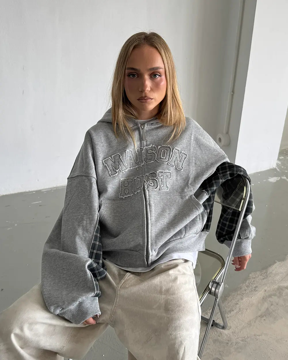 SUDADERA CON CAPUCHA CON CREMALLERA A CUADROS