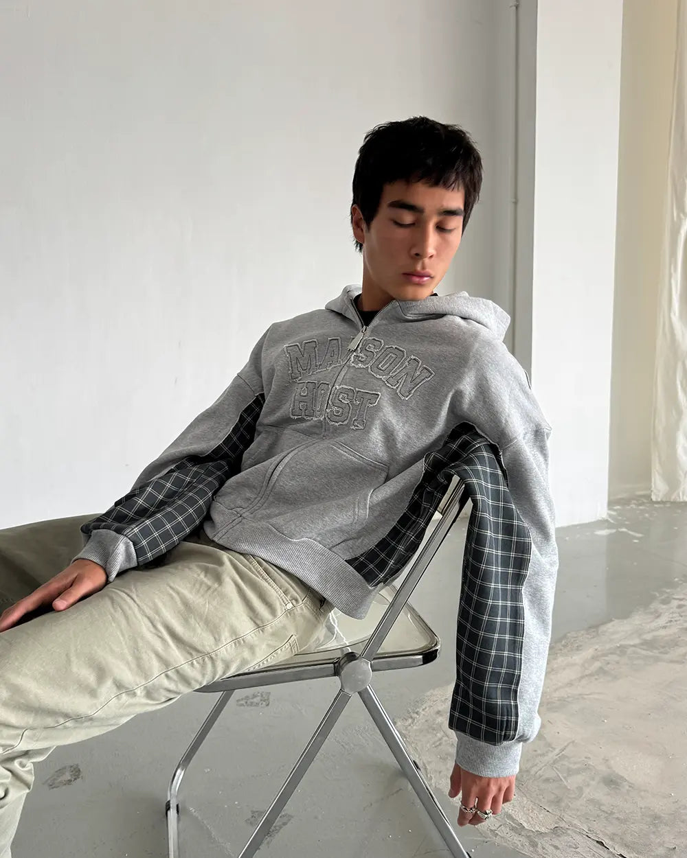 SUDADERA CON CAPUCHA CON CREMALLERA A CUADROS