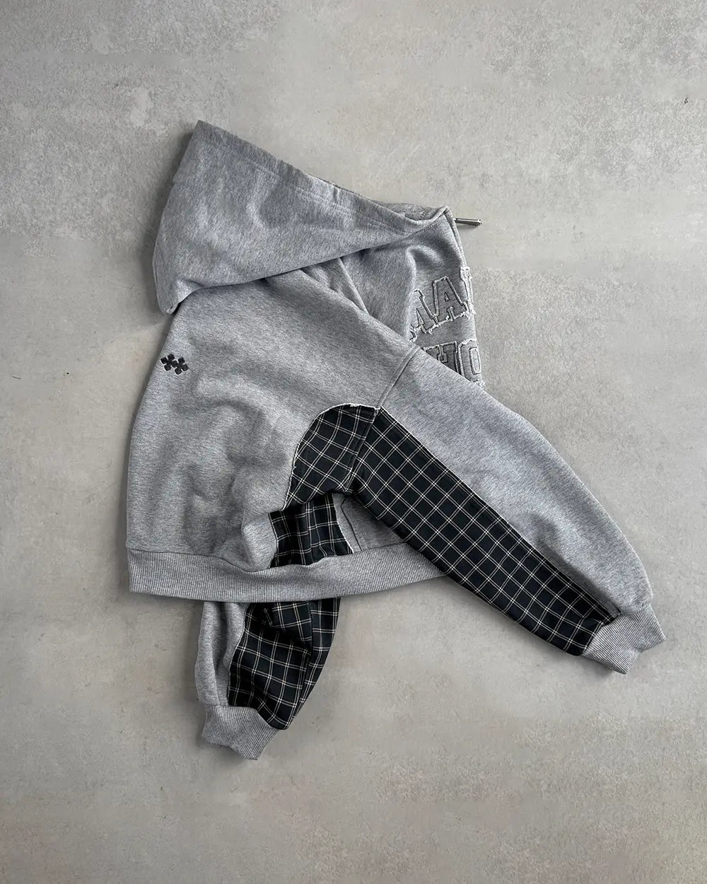 SUDADERA CON CAPUCHA CON CREMALLERA A CUADROS