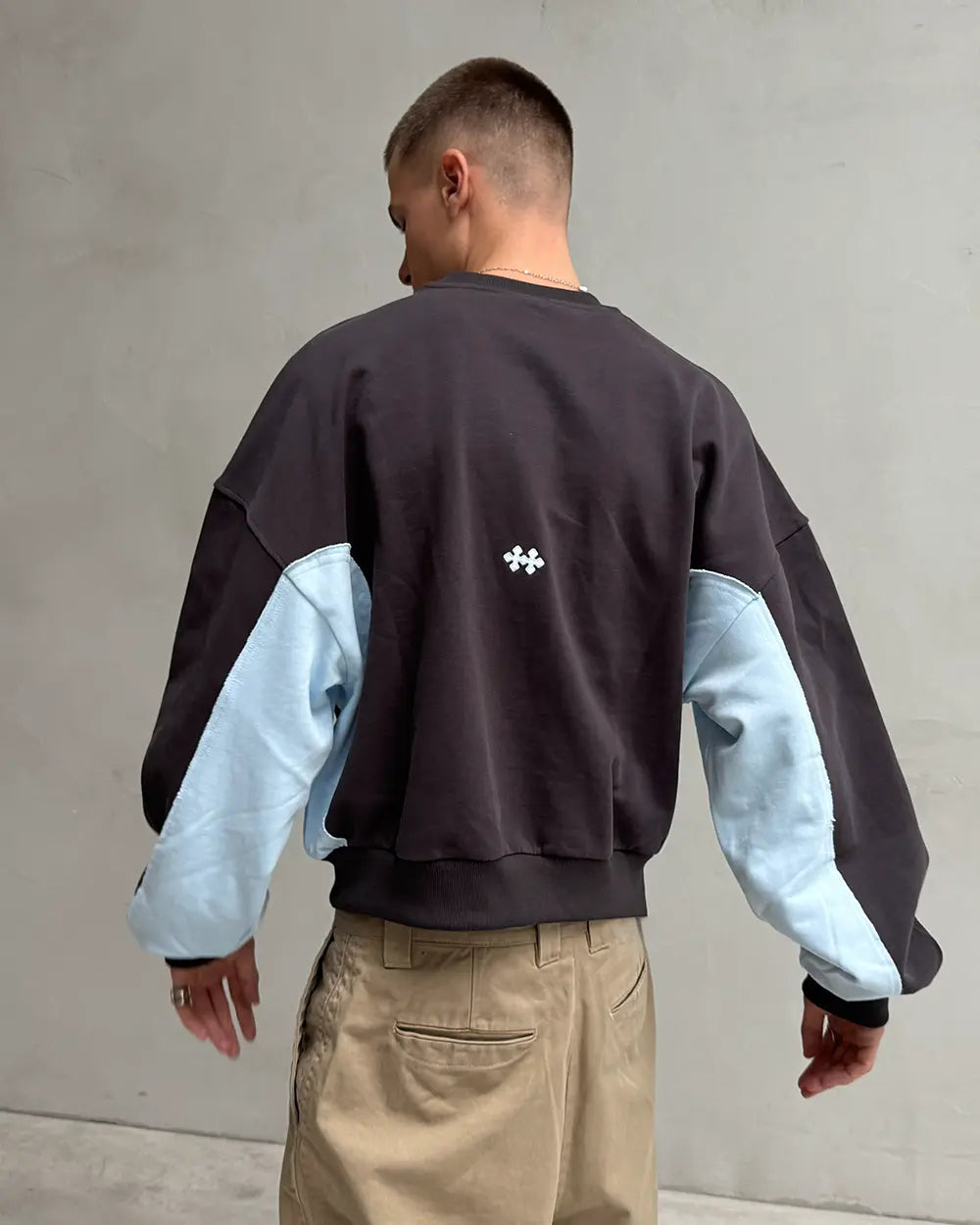 SUDADERA BICOLOR CON CUELLO REDONDO