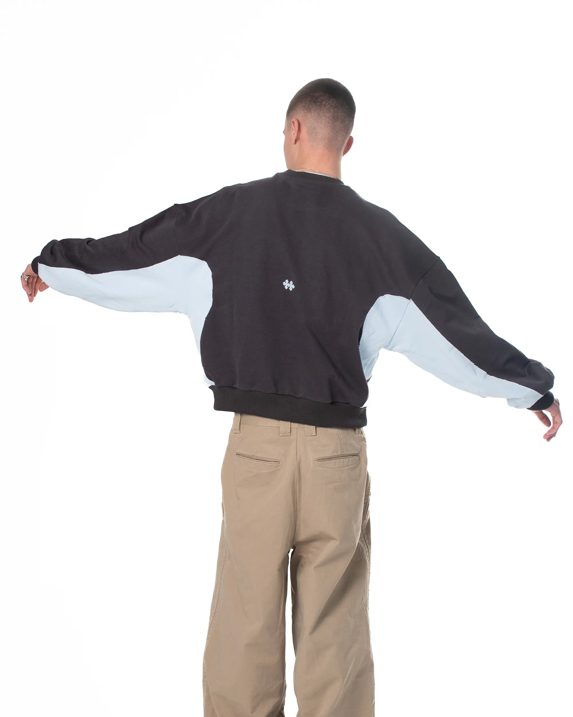 SUDADERA BICOLOR CON CUELLO REDONDO