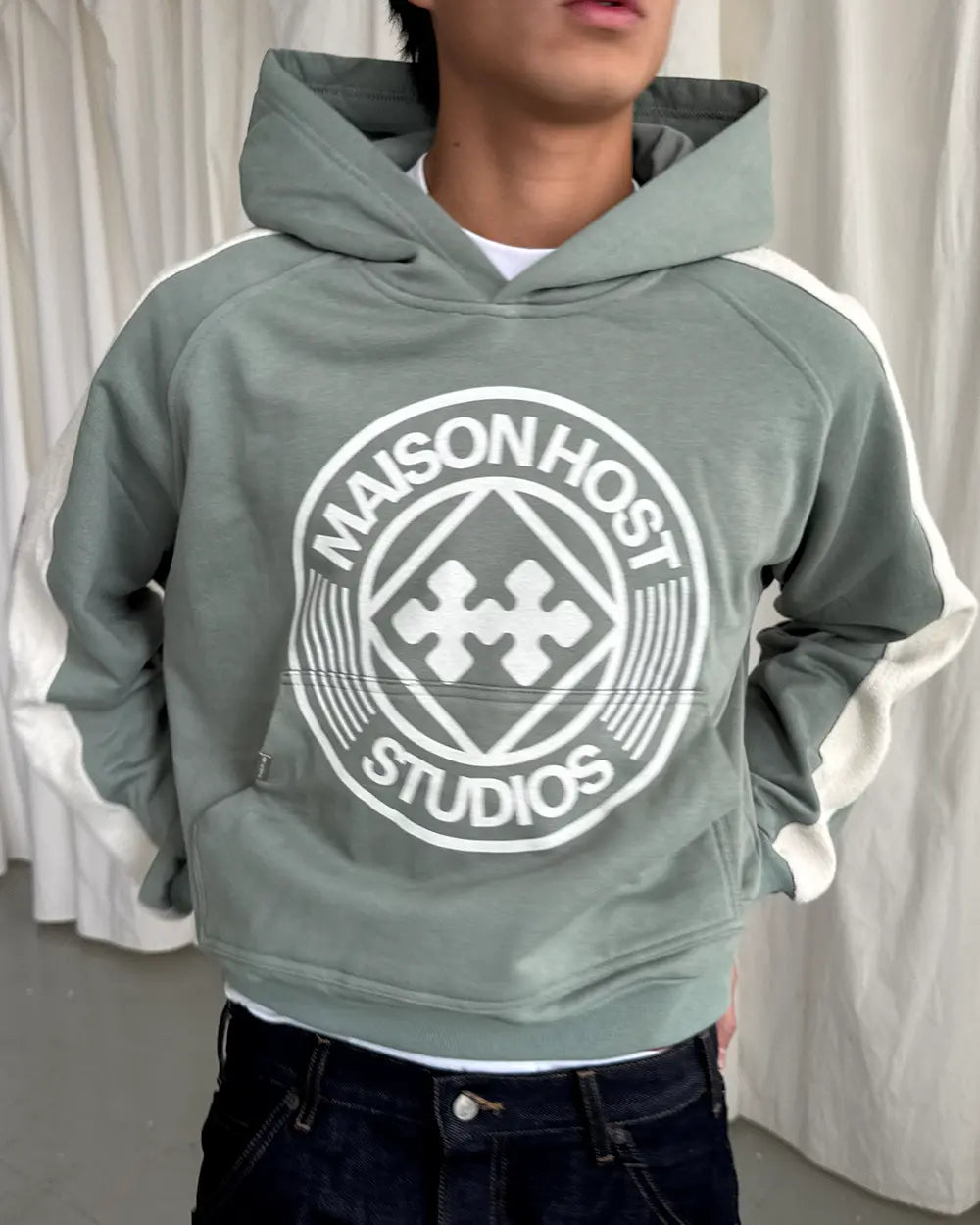 SUDADERA CON CAPUCHA VERDE DE BANDAS