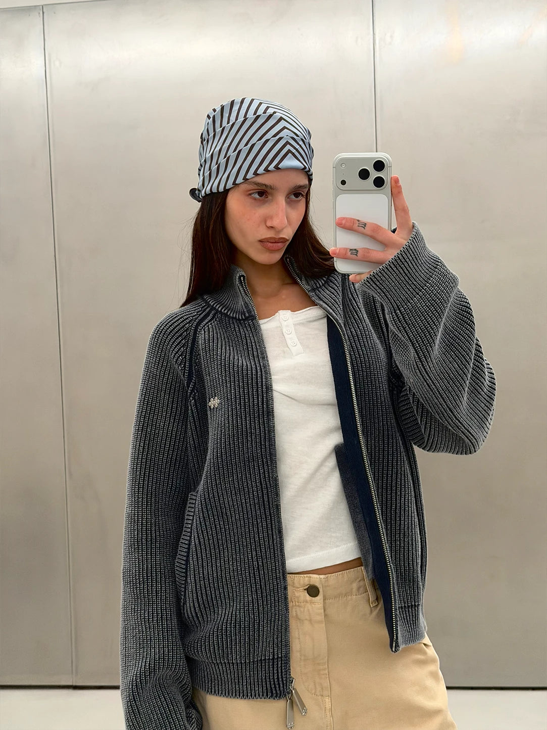 CIERRE AZUL CON LOGO DE METAL DE PUNTO