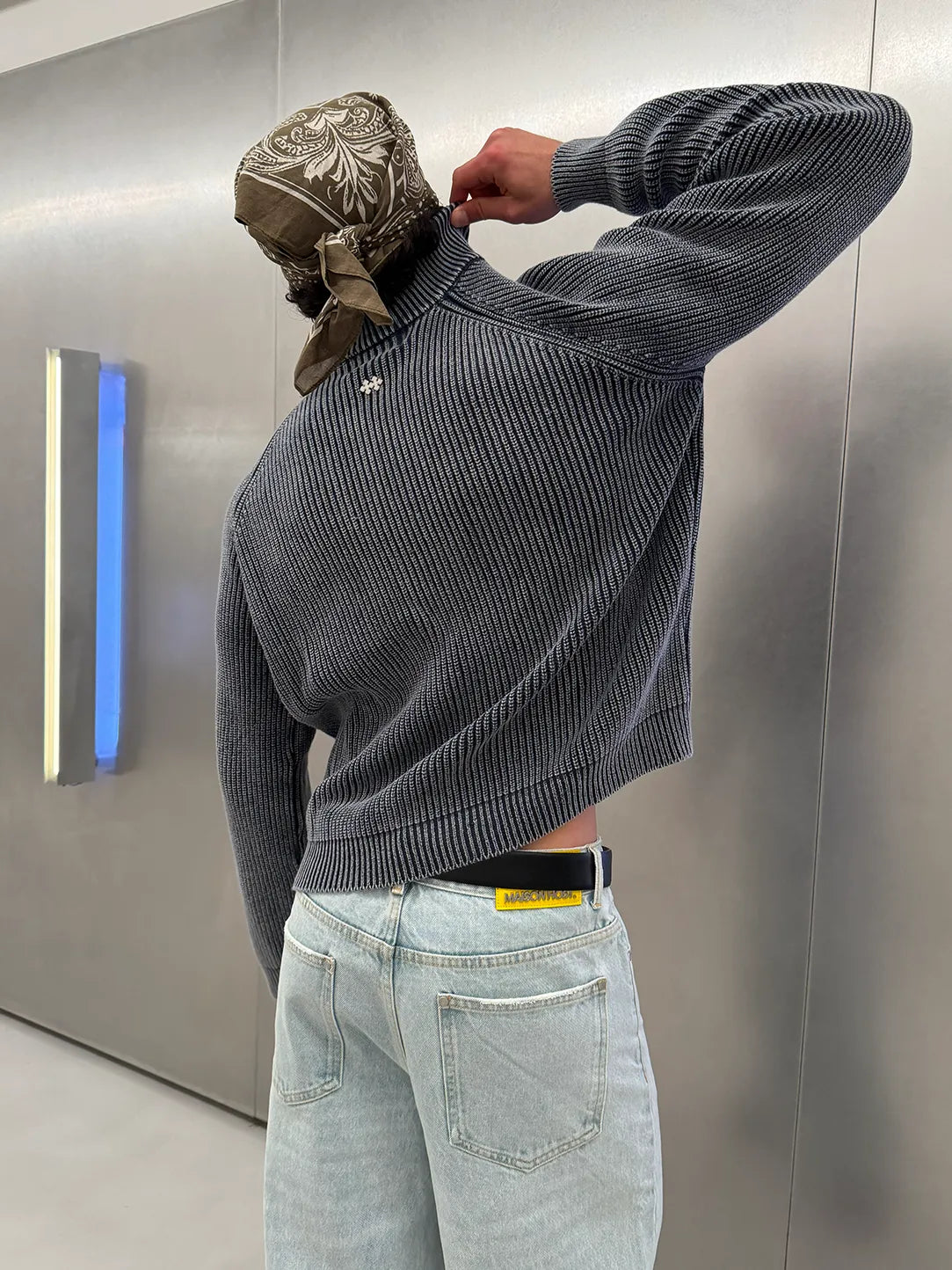 CIERRE AZUL CON LOGO DE METAL DE PUNTO