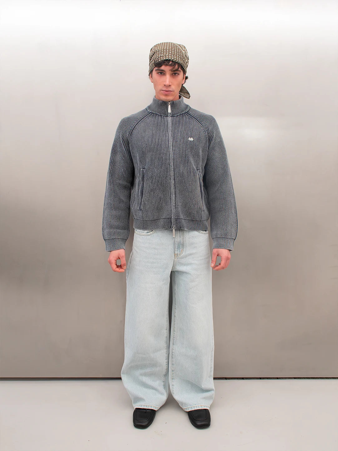 CIERRE AZUL CON LOGO DE METAL DE PUNTO