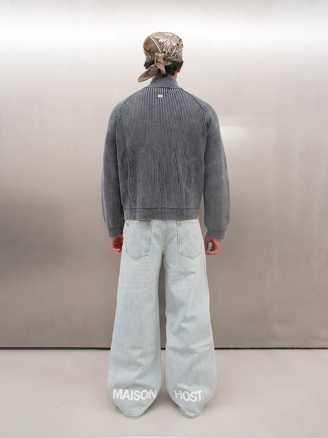 CIERRE AZUL CON LOGO DE METAL DE PUNTO