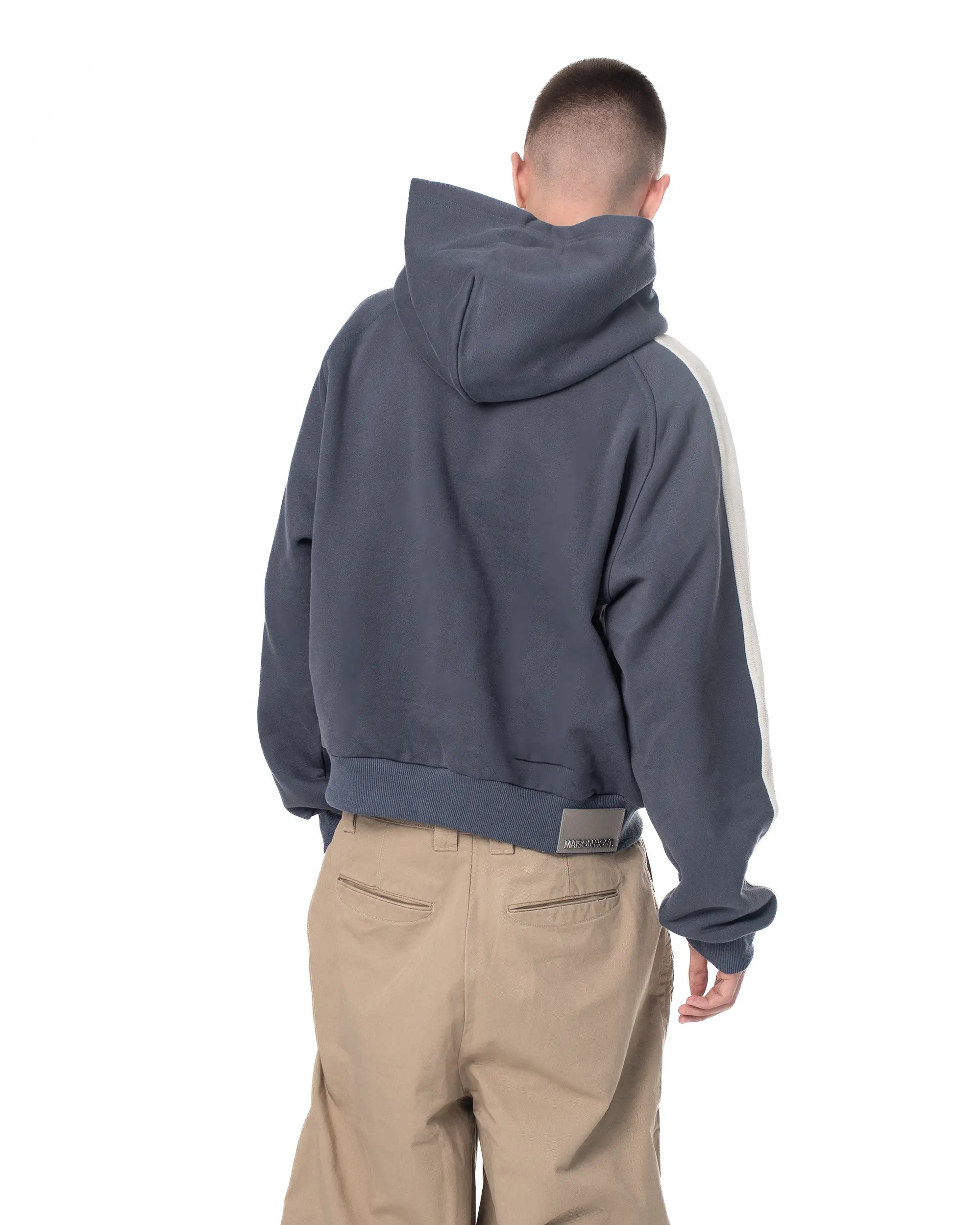 SUDADERA CON CAPUCHA AZUL DE BANDAS