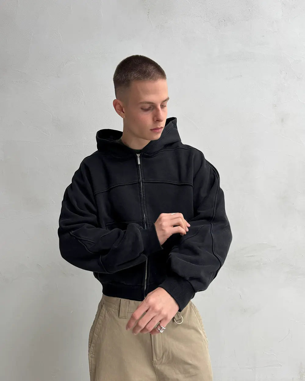 SUDADERA CON CAPUCHA Y CREMALLERA CON PANELES