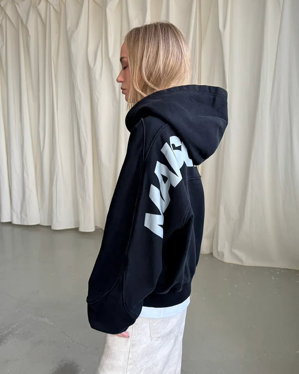 SUDADERA CON CAPUCHA Y CREMALLERA CON PANELES