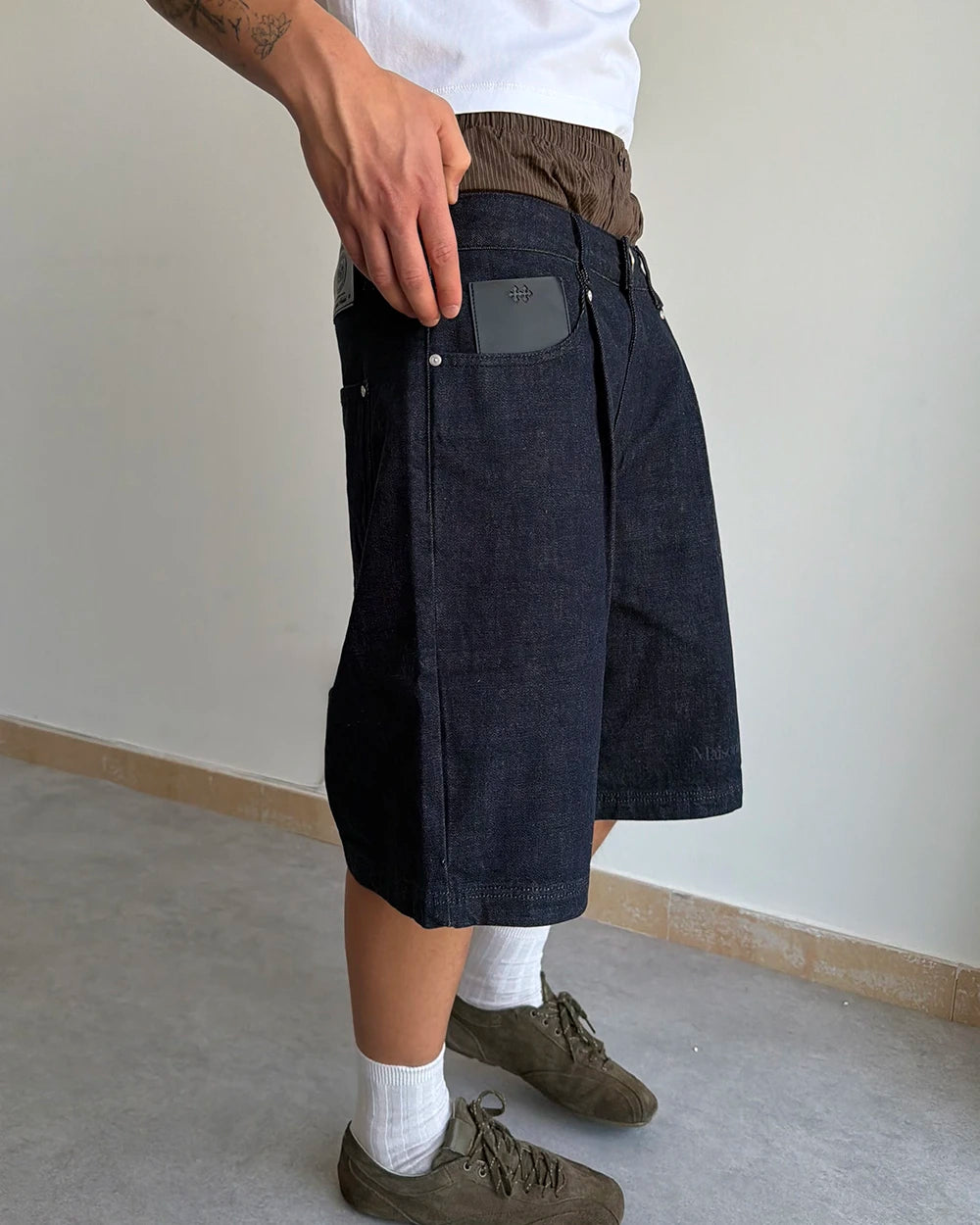 RAW DENIM PLEATED SHORTS