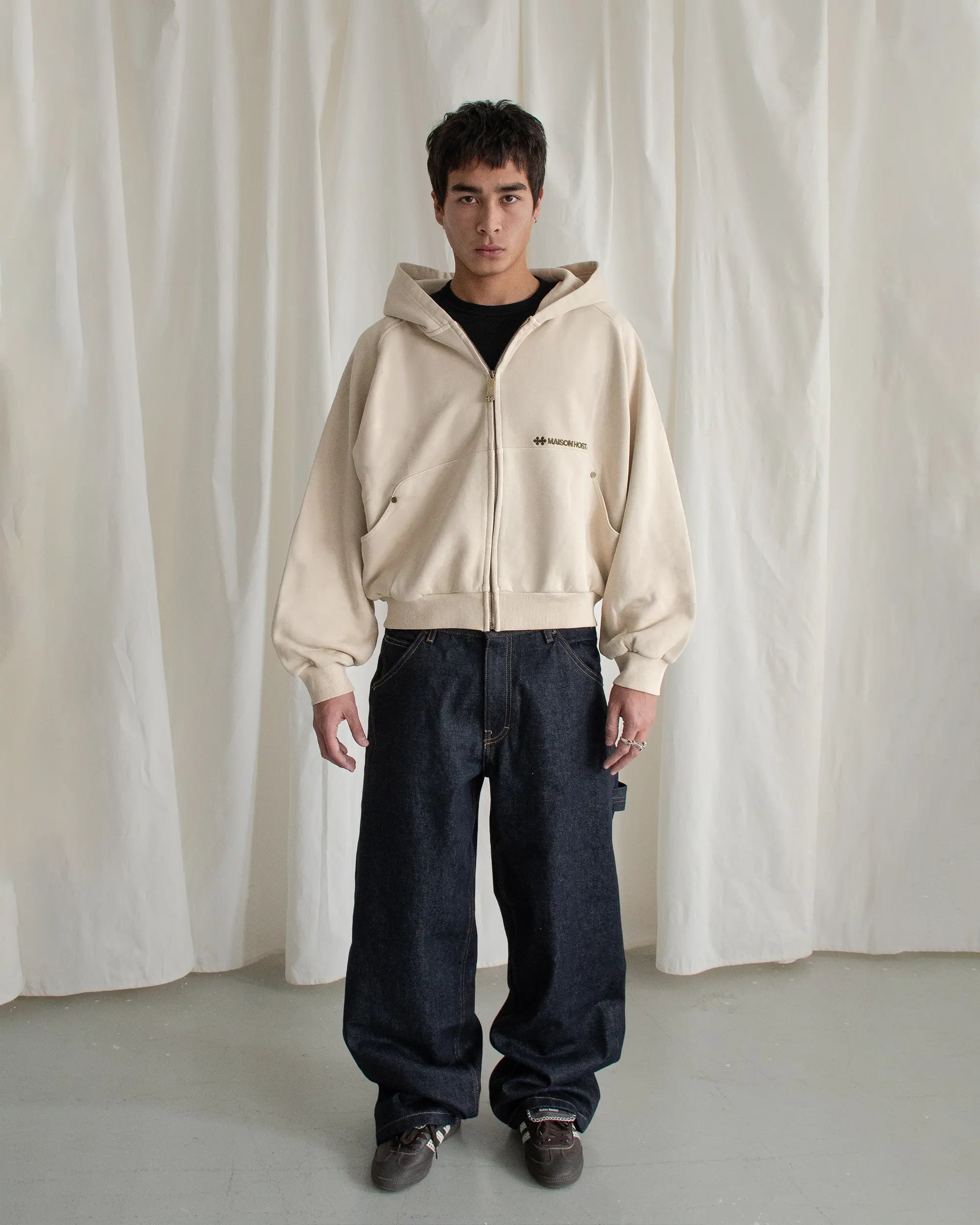 SUDADERA CON CAPUCHA CON CREMALLERA Y REMACHES