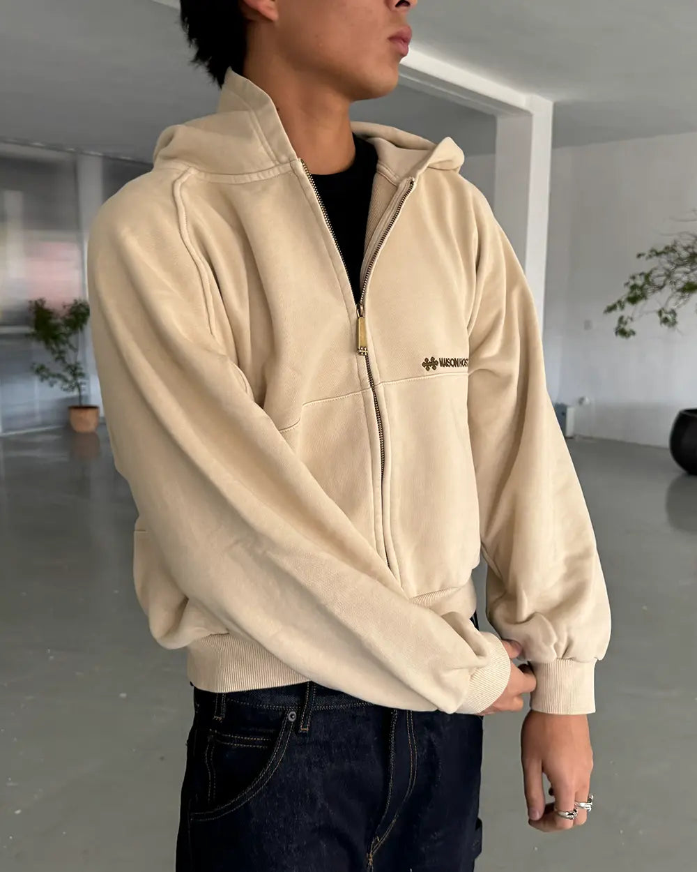 SUDADERA CON CAPUCHA CON CREMALLERA Y REMACHES