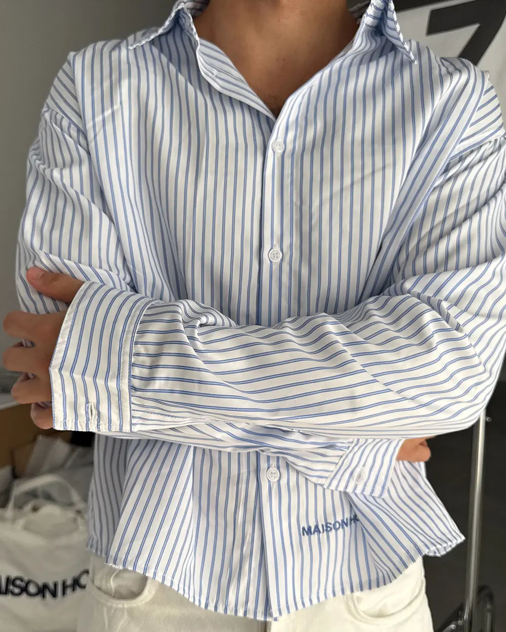 CAMISA RAYADA AZUL CON COSTURAS
