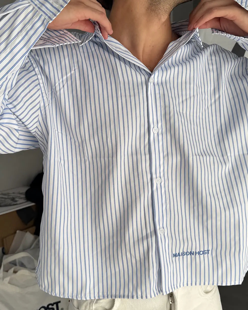 CAMISA RAYADA AZUL CON COSTURAS