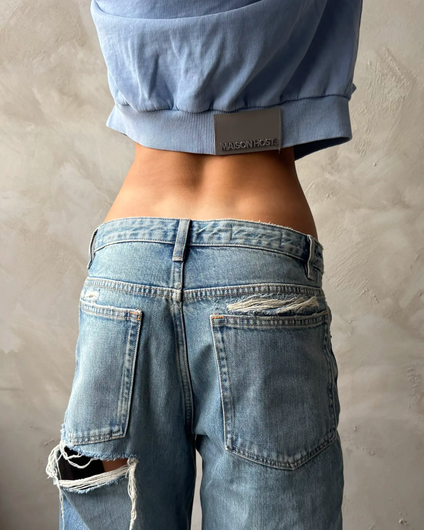 SUDADERA CON CAPUCHA TEÑIDA Y APLIQUE AZUL