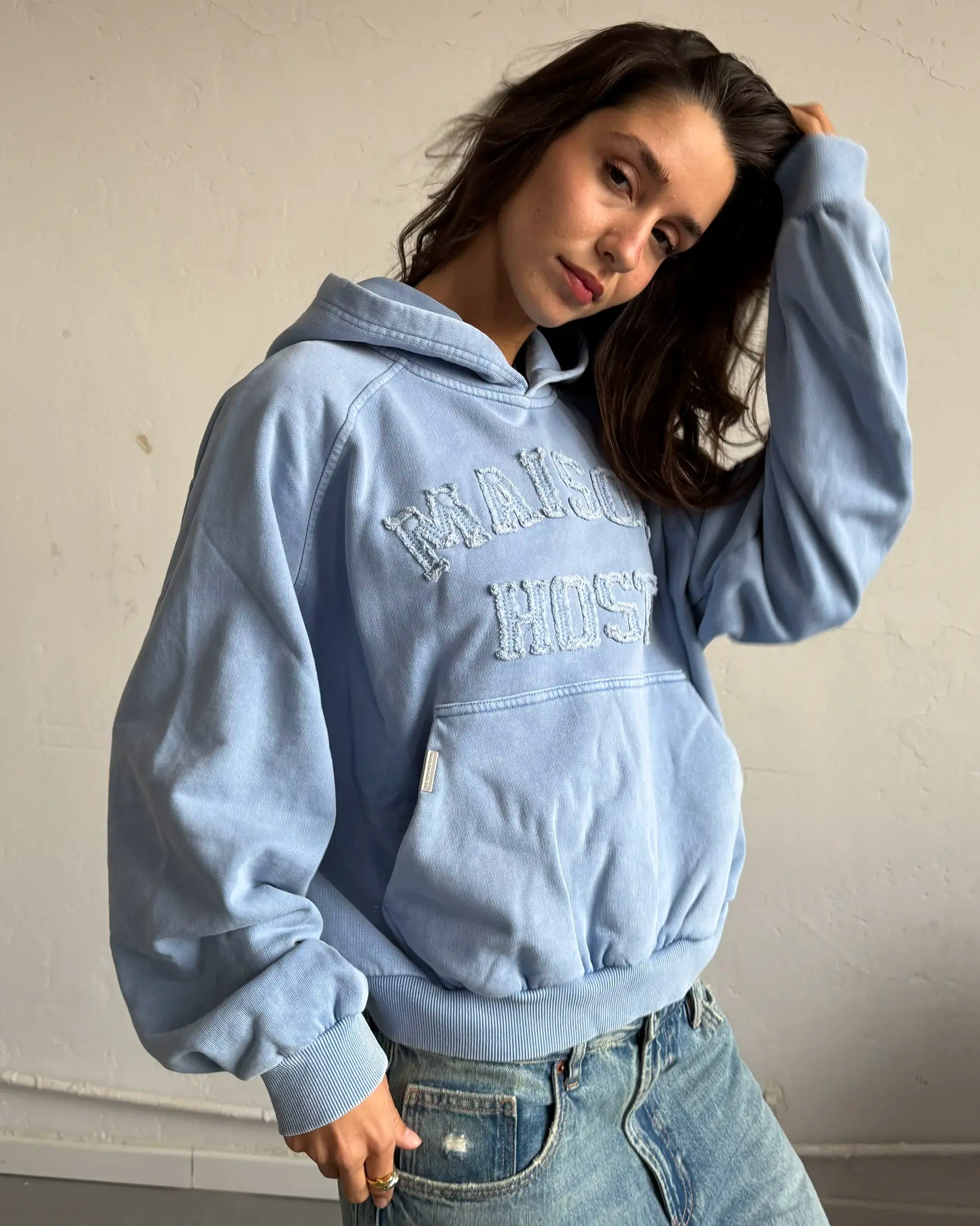 SUDADERA CON CAPUCHA TEÑIDA Y APLIQUE AZUL