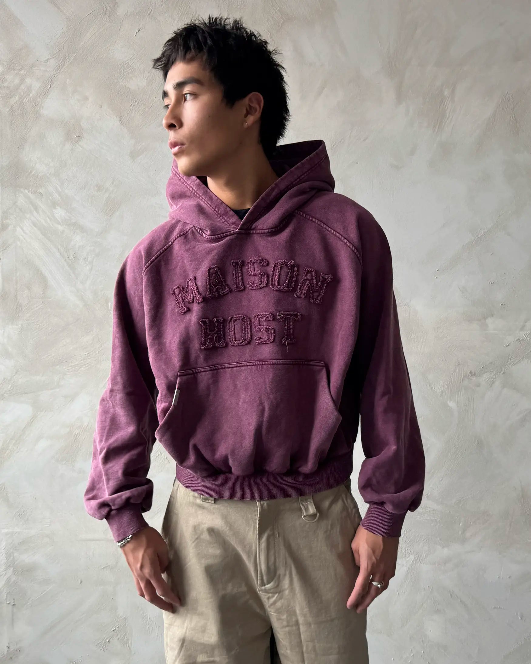 SUDADERA CON CAPUCHA TEÑIDA CON APLICACIÓN BURDEOS