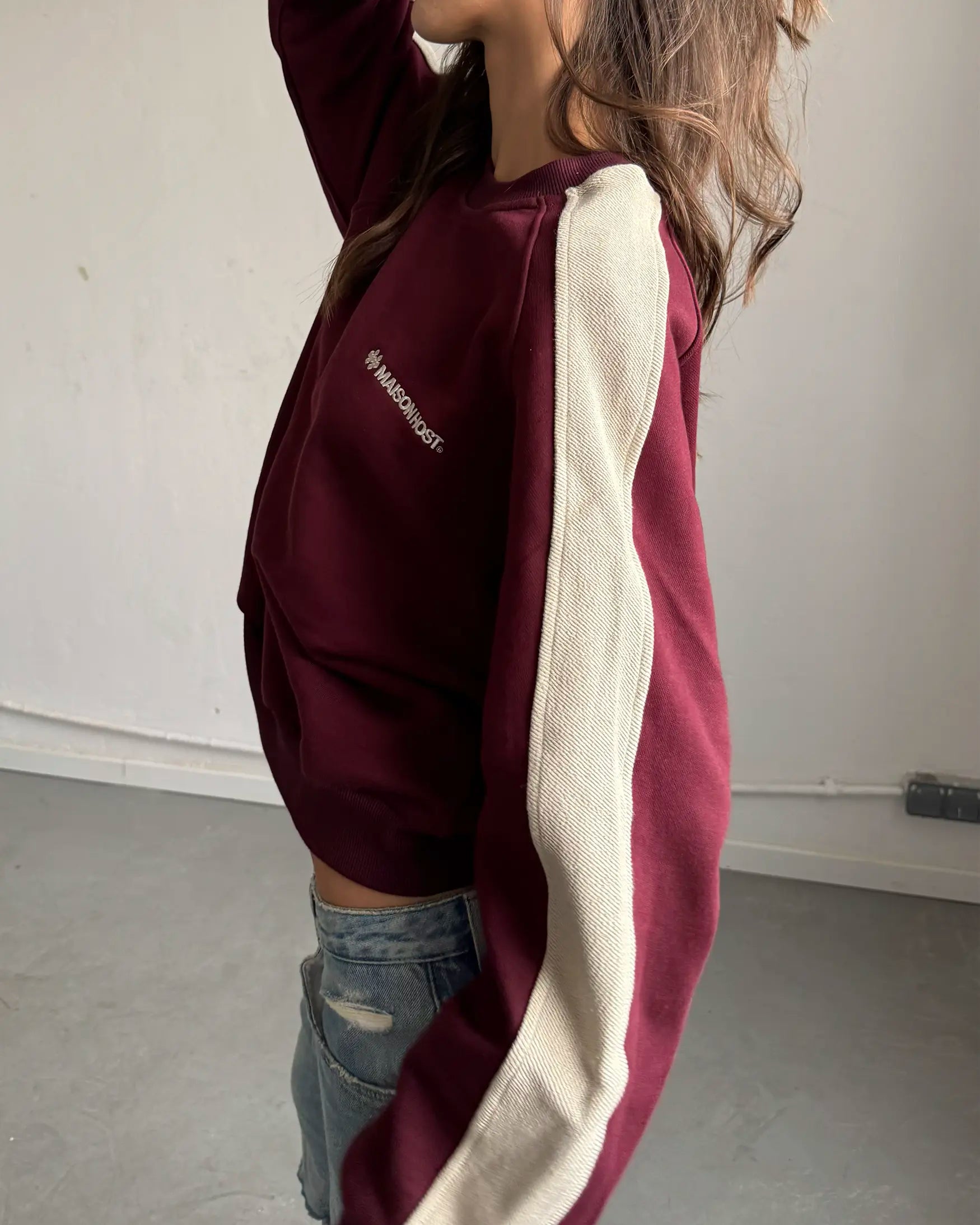 SUDADERA CUELLO REDONDO CON COSTURAS INVERTIDAS BURDEOS