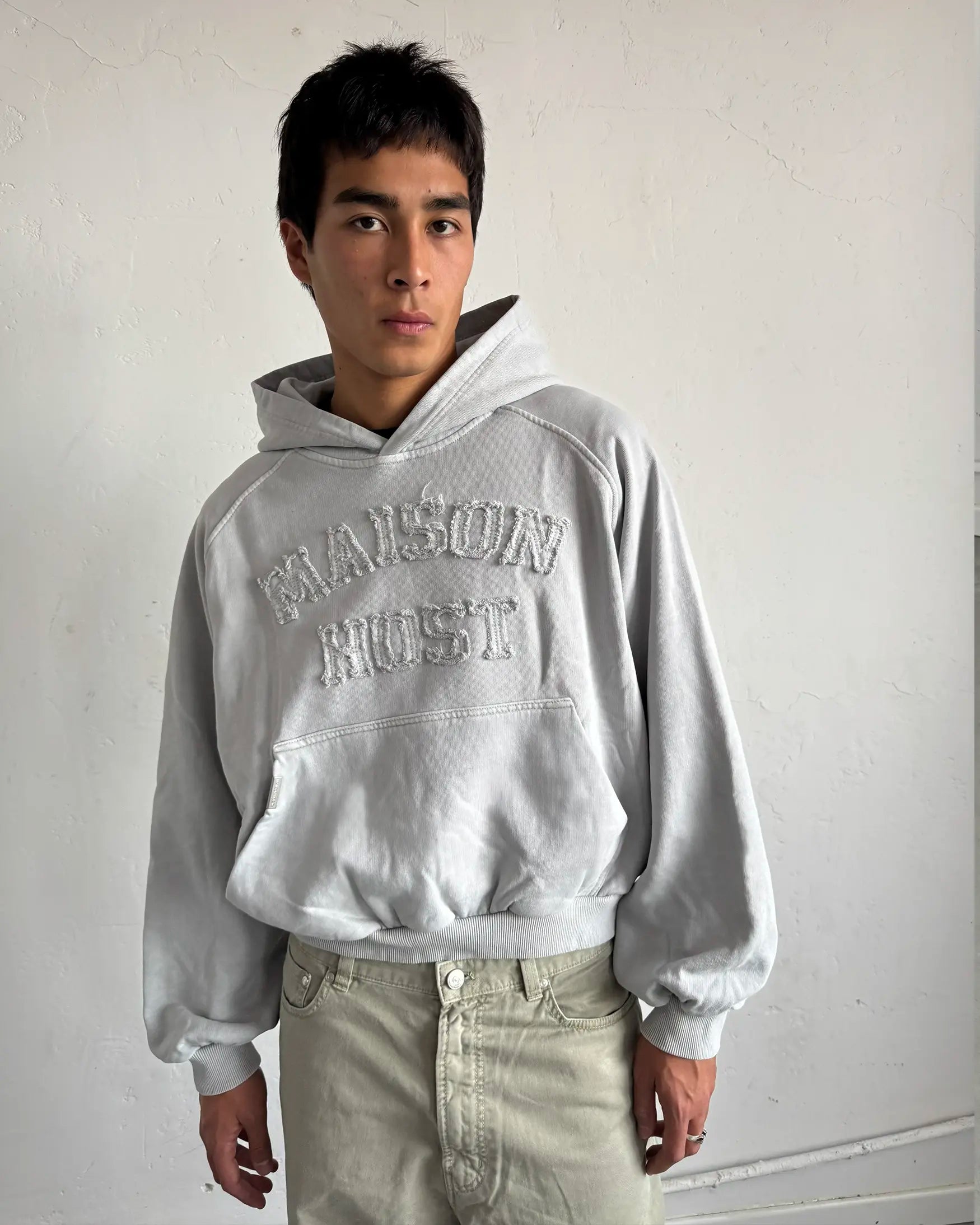 SUDADERA CON CAPUCHA DE APLIQUES TEÑIDOS GRIS