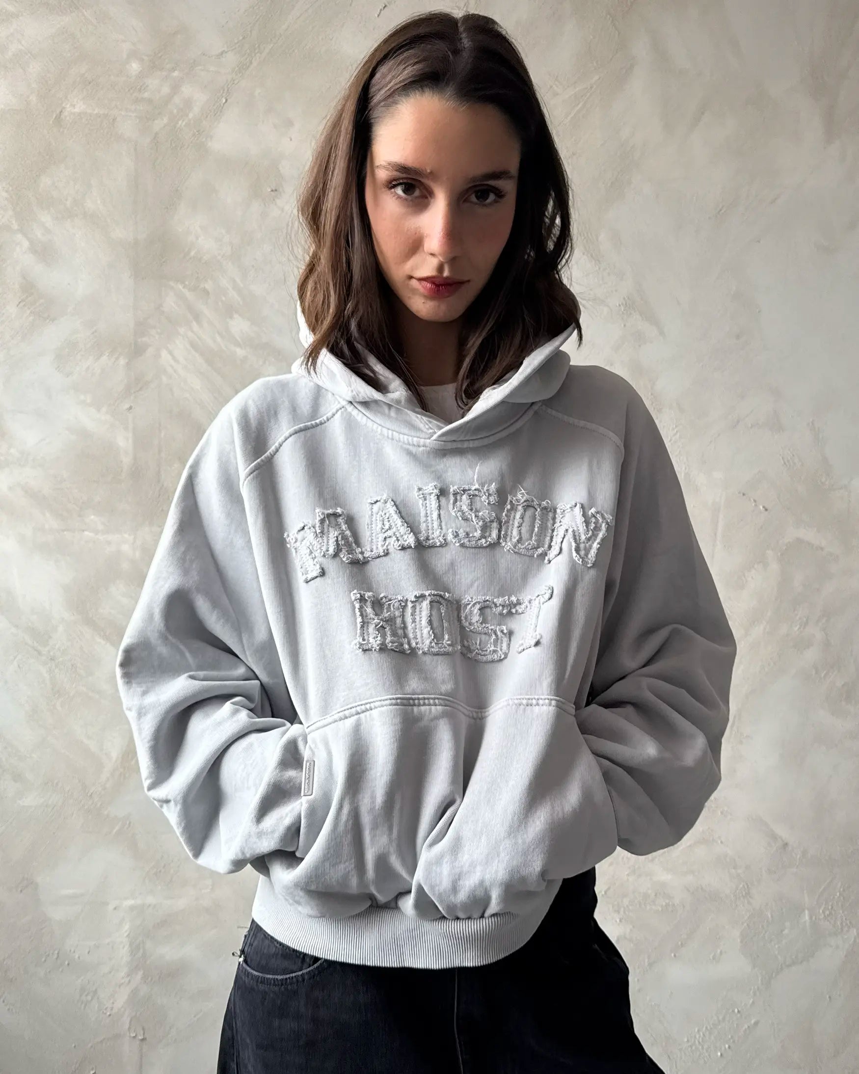 SUDADERA CON CAPUCHA DE APLIQUES TEÑIDOS GRIS