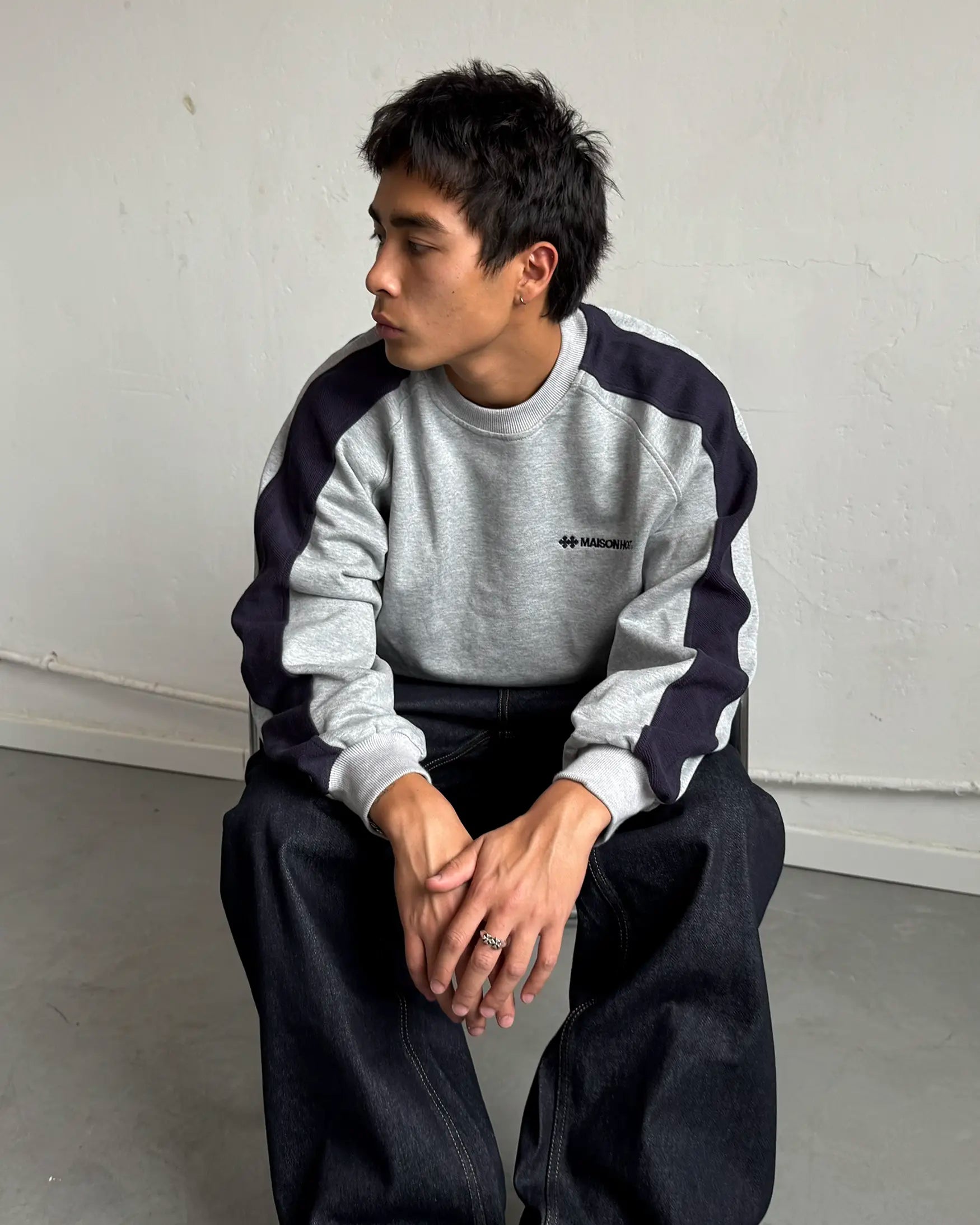 SUDADERA CUELLO REDONDO BANDA INVERTIDA GRIS