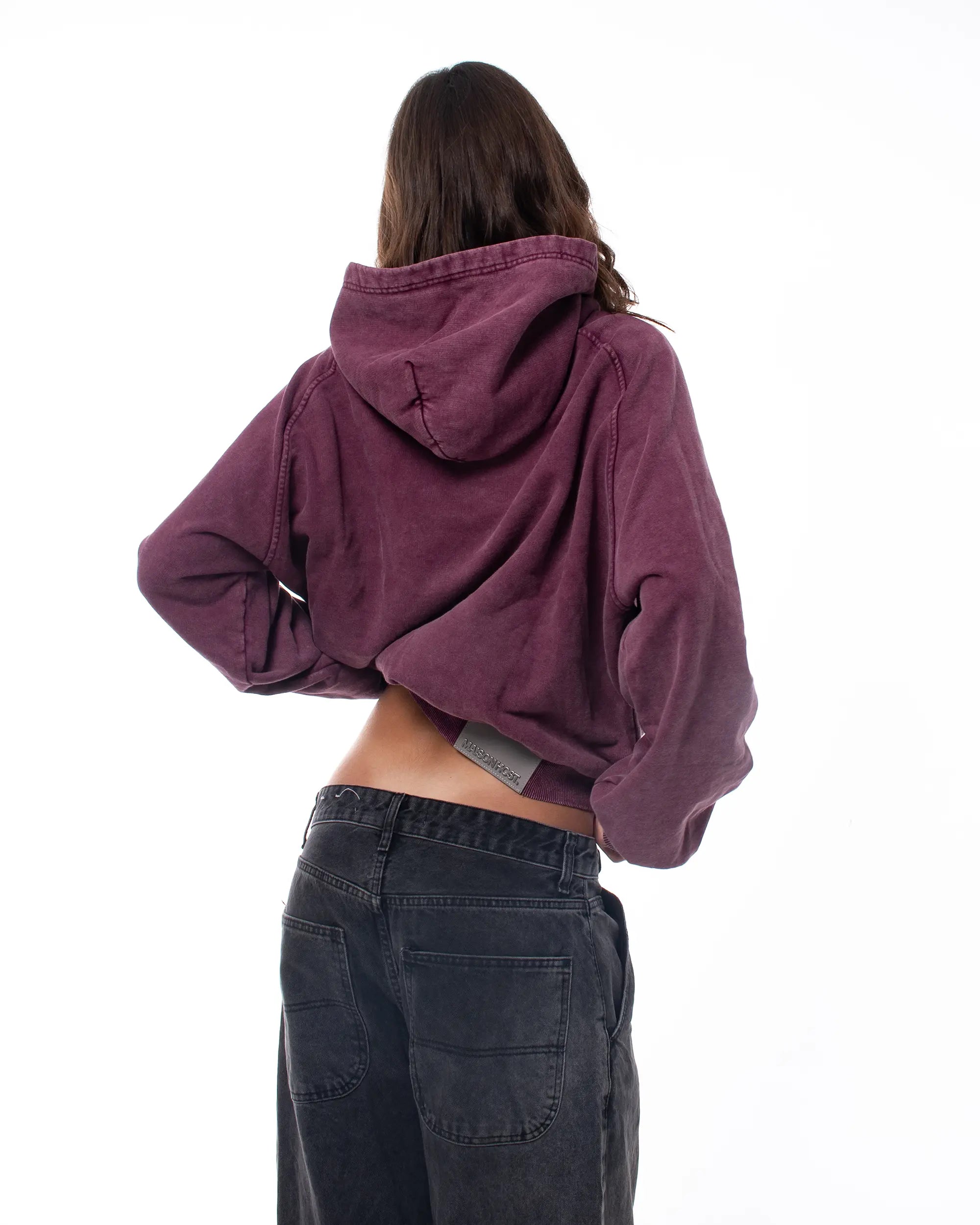 SUDADERA CON CAPUCHA TEÑIDA CON APLICACIÓN BURDEOS