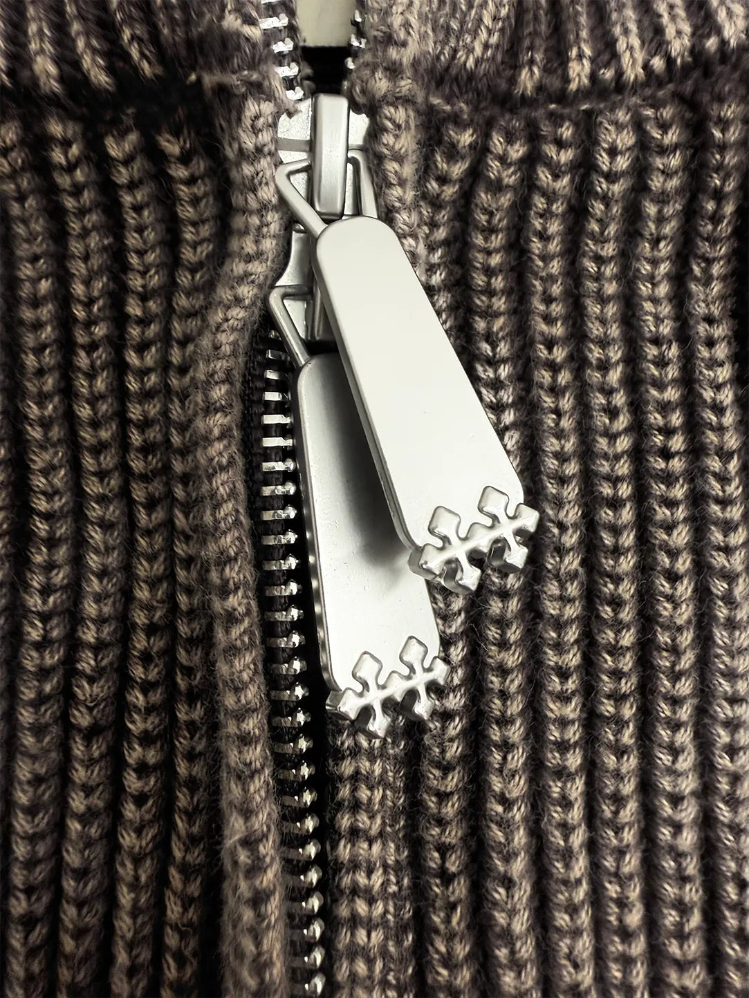 METAL LOGO KNIT ZIPPER BROWN