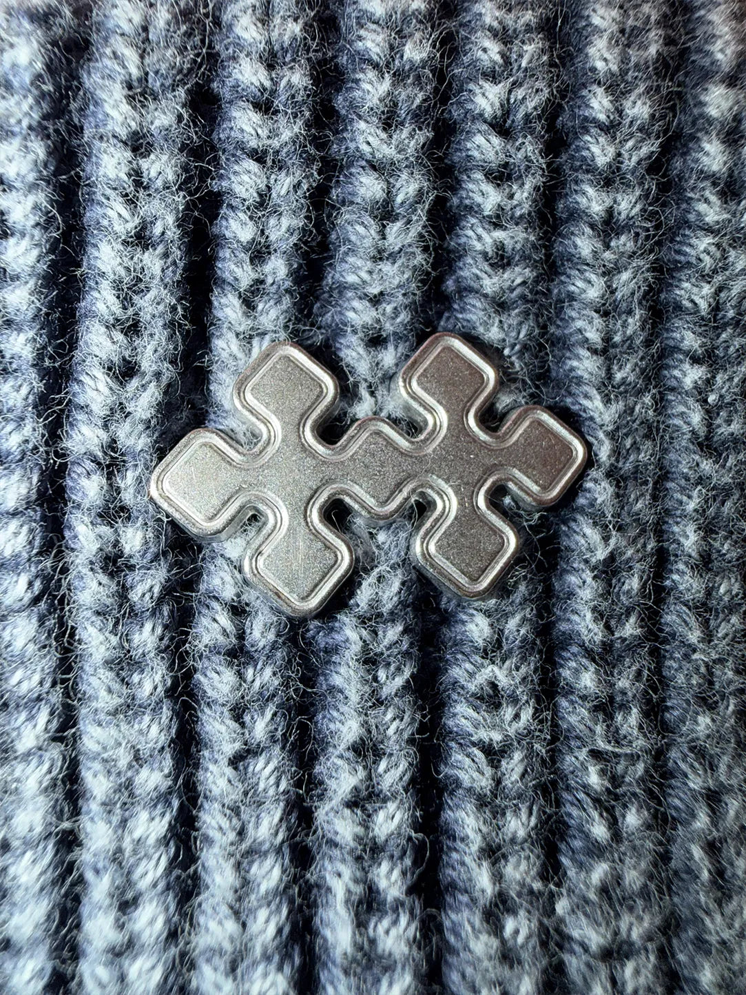 CIERRE AZUL CON LOGO DE METAL DE PUNTO