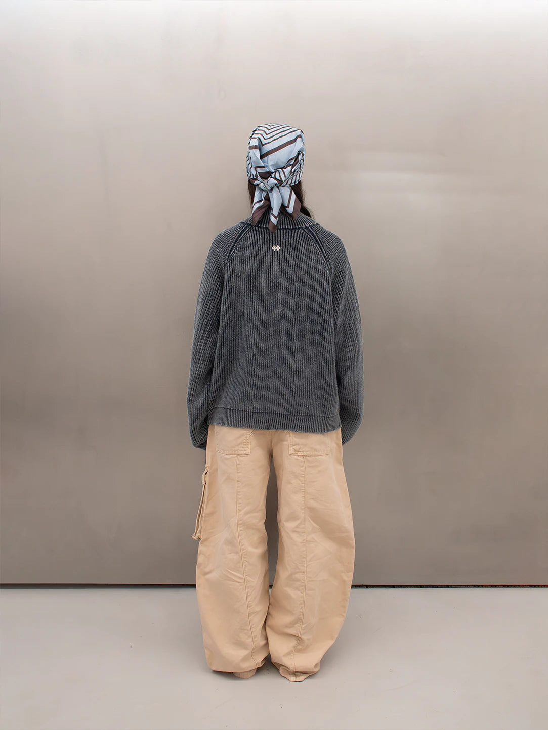 CIERRE AZUL CON LOGO DE METAL DE PUNTO