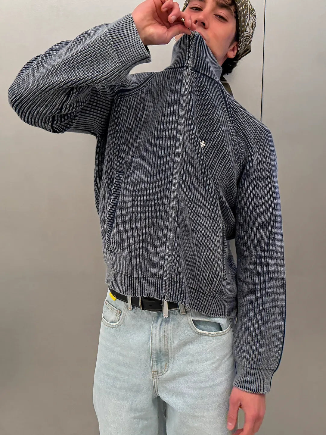 CIERRE AZUL CON LOGO DE METAL DE PUNTO