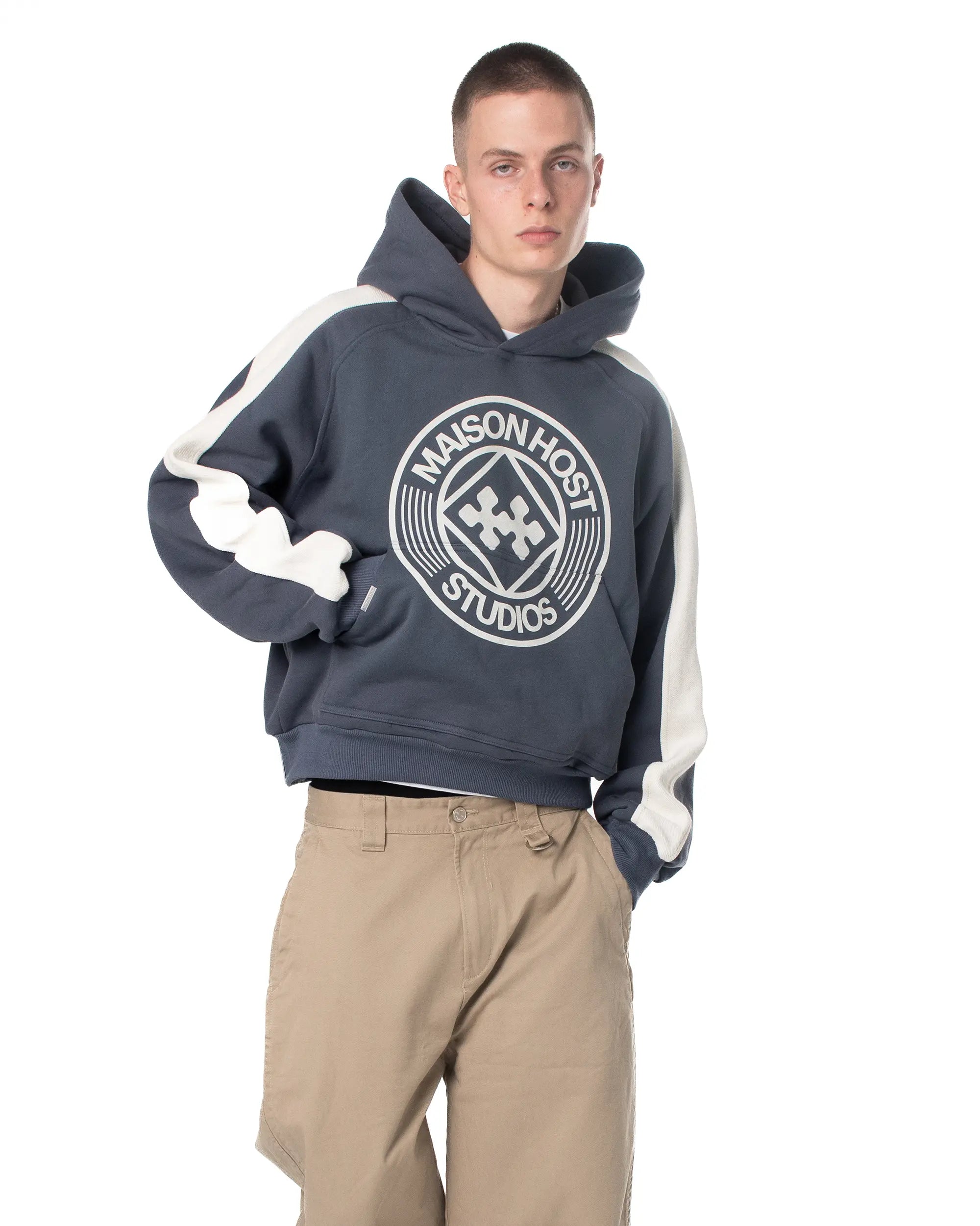 SUDADERA CON CAPUCHA AZUL DE BANDAS