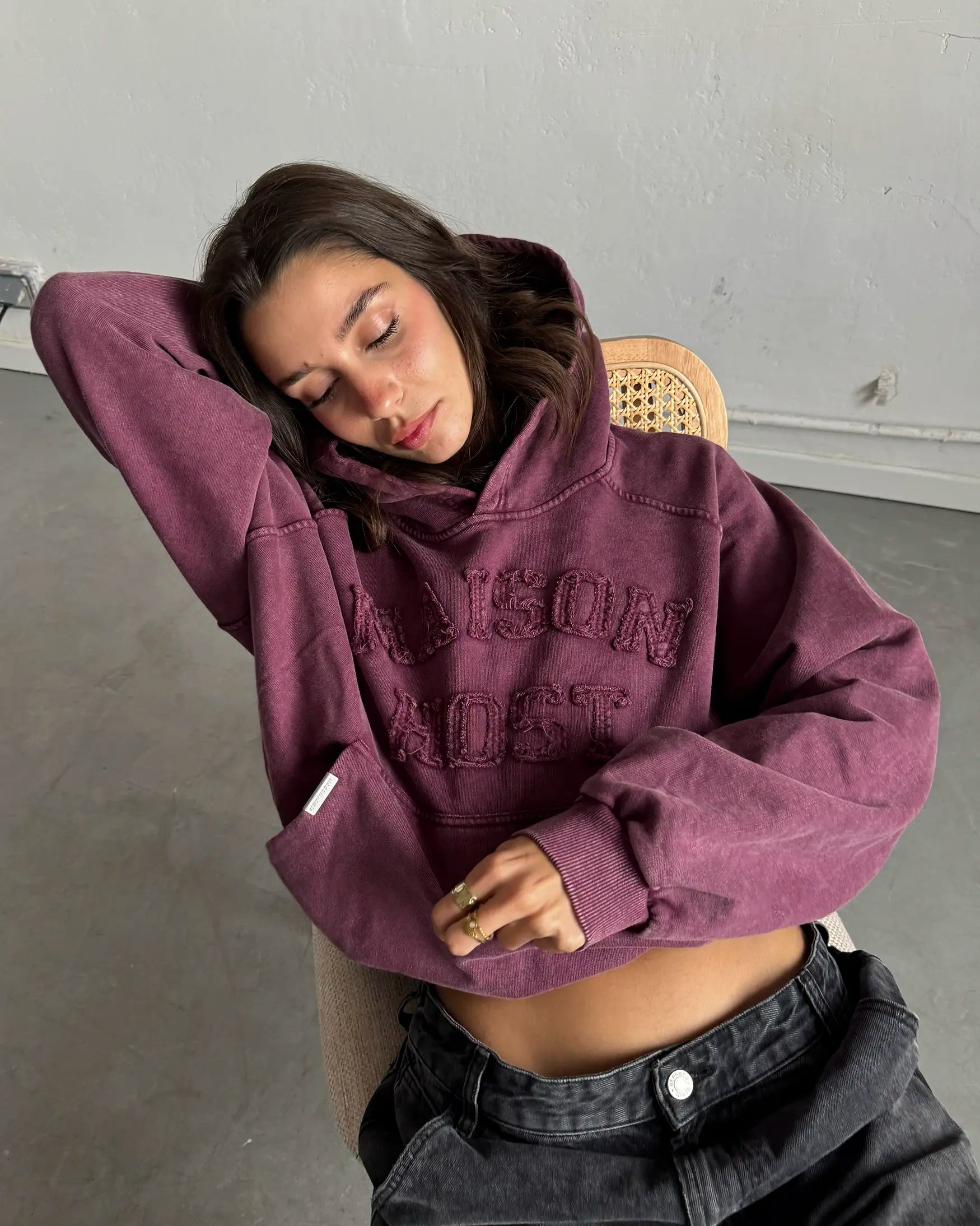 SUDADERA CON CAPUCHA TEÑIDA CON APLICACIÓN BURDEOS